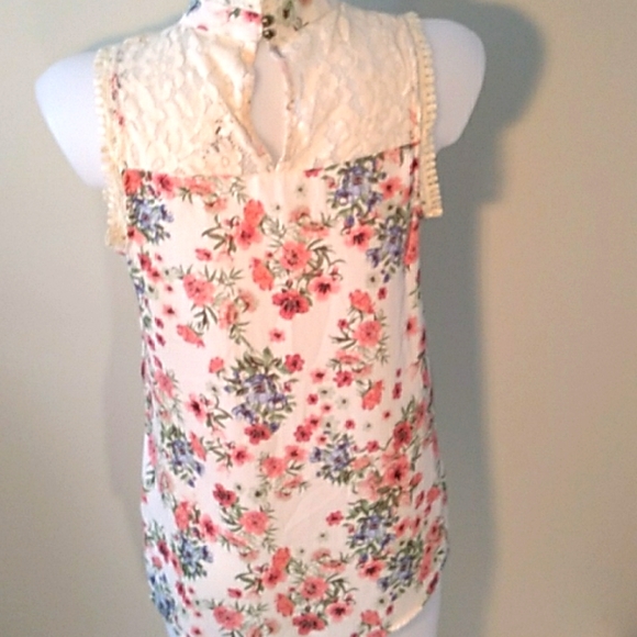 Pretty Floral Print Mock Neck Sleeveless Top with Lace. - Picture 6 of 13